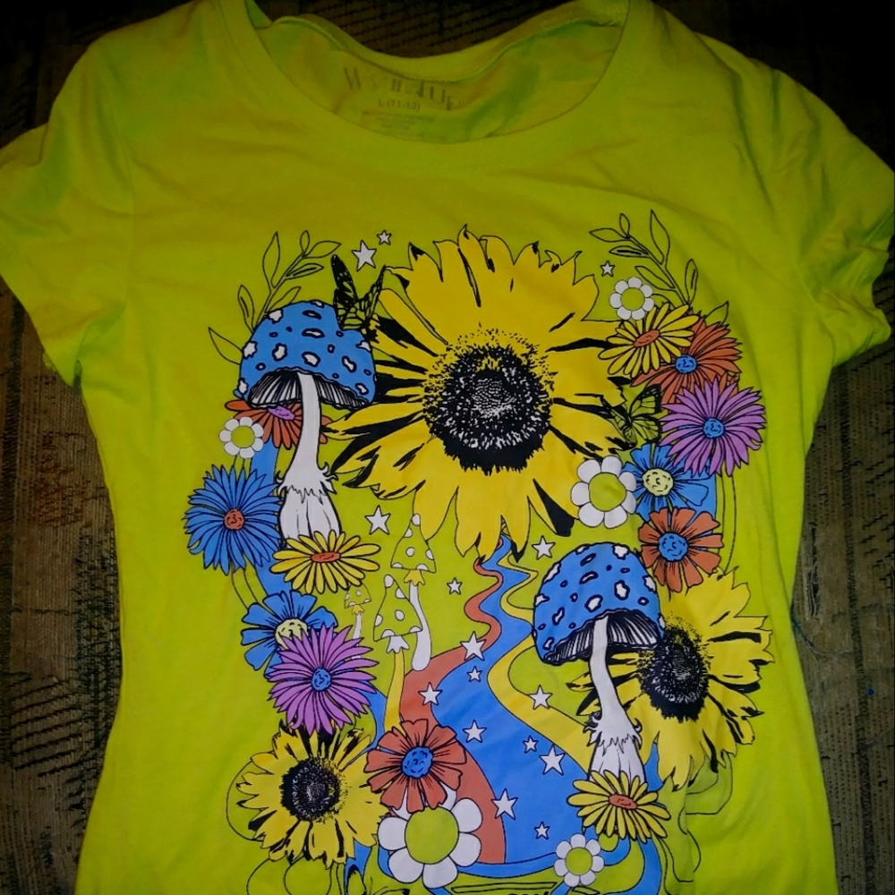 Womens graphic tee . Size L. Wound Up. Light Green